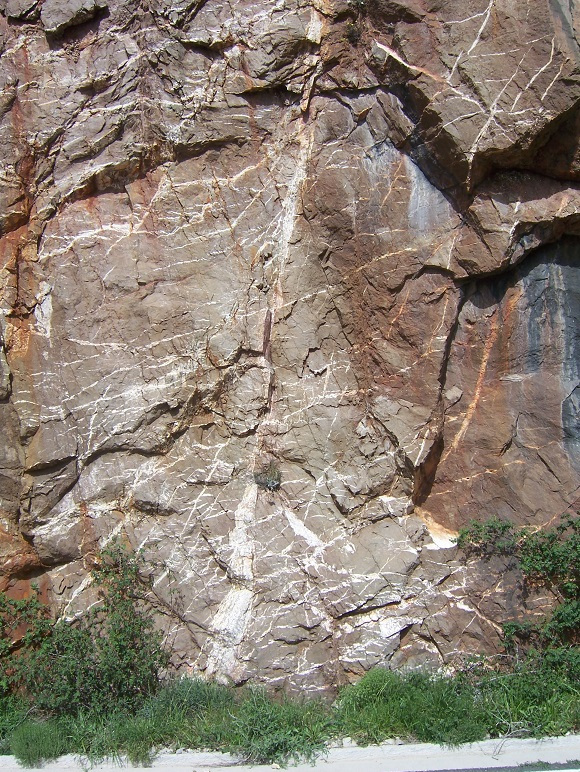Thrust footwall fracturing